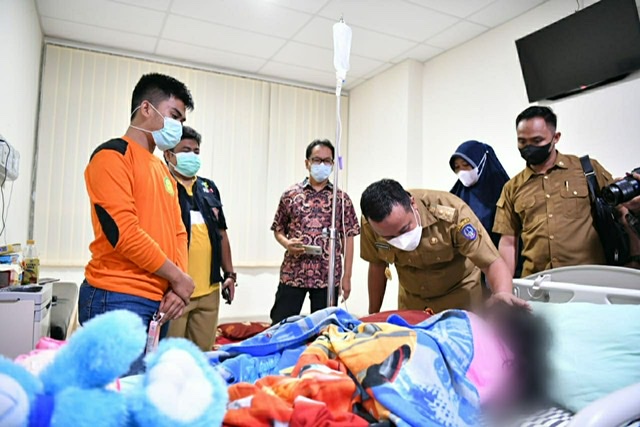 Plt Gubernur Jenguk Bocah Korban Penganiayaan Orangtua di Gowa untuk Beri Semangat